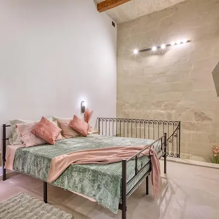 Jade - Stylish Hideaway Holiday home Zabbar