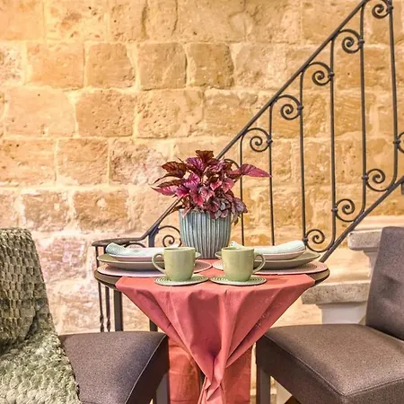 Jade - Stylish Hideaway Holiday home Zabbar