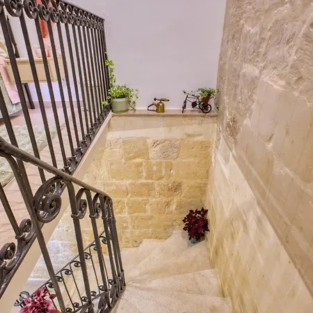 Jade - Stylish Hideaway Holiday home Zabbar