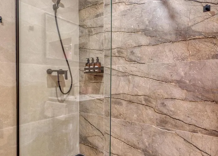 Jade - Stylish Hideaway *